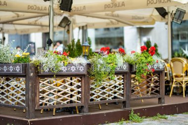 TALLINN, ESTONIA - 10 AĞUSTONIA: Tallinn Town Square veya Tallinna Vanalinn 'deki Raekoja plakalarında yer alan açık hava restoranları ve kafeler UNESCO Dünya Mirasları Listesine dahil.