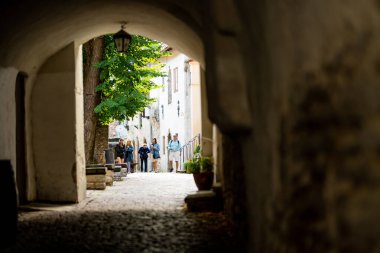 TALLINN, ESTONIA - 10 Ağustos 2023: UNESCO Dünya Mirasları Listesine dahil Tallinn Eski Kenti veya Tallinna Vanalinn 'in renkli ortaçağ sokaklarında gezinen insanlar.