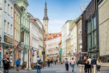 TALLINN, ESTONIA - 10 Ağustos 2023: UNESCO Dünya Mirasları Listesine dahil Tallinn Eski Kenti veya Tallinna Vanalinn 'in renkli ortaçağ sokaklarında gezinen insanlar.