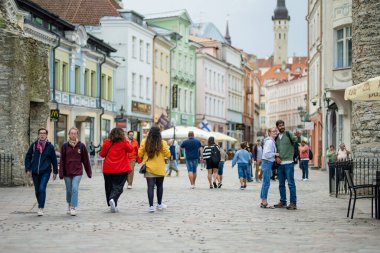 TALLINN, ESTONIA - 10 Ağustos 2023: UNESCO Dünya Mirasları Listesine dahil Tallinn Eski Kenti veya Tallinna Vanalinn 'in renkli ortaçağ sokaklarında gezinen insanlar.