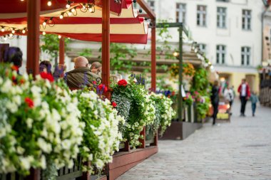 TALLINN, ESTONIA - 10 AĞUSTONIA: Tallinn Town Square veya Tallinna Vanalinn 'deki Raekoja plakalarında yer alan açık hava restoranları ve kafeler UNESCO Dünya Mirasları Listesine dahil.