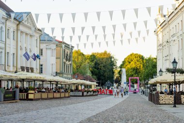 TARTU, ESTONIA - 13 Ağustos 2023: Tartu Eski Kasabası 'nın ortaçağ sokaklarında gezinen kasaba halkı. 2024 Avrupa Kültür Başkenti.