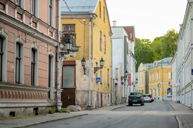 TARTU, ESTONIA - 13 Ağustos 2023: Tartu Eski Kasabası 'nın ortaçağ sokaklarında gezinen kasaba halkı. 2024 Avrupa Kültür Başkenti.