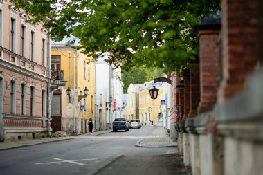 TARTU, ESTONIA - 13 Ağustos 2023: Tartu Eski Kasabası 'nın ortaçağ sokaklarında gezinen kasaba halkı. 2024 Avrupa Kültür Başkenti.