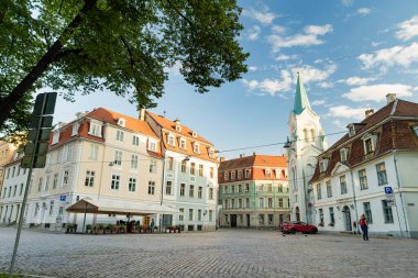 RIGA, LATVIA - 9 AĞUSTOS 2023: Kasaba halkı ve şehir misafirleri Riga 'daki renkli kaldırım taşlı caddelerde geziniyorlar. Letonya 'nın başkentinde canlı bir şehir hayatı.