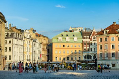RIGA, LATVIA - 9 AĞUSTOS 2023: Kasaba halkı ve şehir misafirleri Riga 'daki renkli kaldırım taşlı caddelerde geziniyorlar. Letonya 'nın başkentinde canlı bir şehir hayatı.