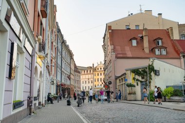 RIGA, LATVIA - 9 AĞUSTOS 2023: Kasaba halkı ve şehir misafirleri Riga 'daki renkli kaldırım taşlı caddelerde geziniyorlar. Letonya 'nın başkentinde canlı bir şehir hayatı.