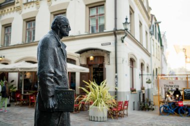 TALLINN, ESTONIA - 10 AĞUSTOS 2023: Tallinna Vanalinn 'deki dört eski kasaba caddesinin kesişiminde Estonyalı ünlü yazar Jaan Kross' un heykeli.