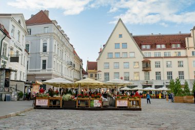 TALLINN, ESTONIA - 10 AĞUSTONIA: Tallinn Town Square veya Tallinna Vanalinn 'deki Raekoja plakalarında yer alan açık hava restoranları ve kafeler UNESCO Dünya Mirasları Listesine dahil.