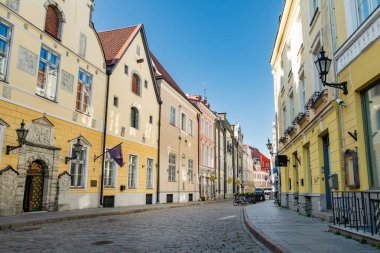 TALLINN, ESTONIA - 10 Ağustos 2023: Tallinn Eski Kenti veya Tallinna Vanalinn 'in renkli ortaçağ sokakları, UNESCO Dünya Mirasları Listesi' ne yaz günü dahil edildi.