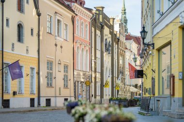 TALLINN, ESTONIA - 10 Ağustos 2023: Tallinn Eski Kenti veya Tallinna Vanalinn 'in renkli ortaçağ sokakları, UNESCO Dünya Mirasları Listesi' ne yaz günü dahil edildi.