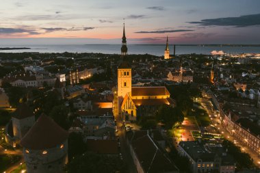 Yaz gecesi Tallinn Eski Kasabası 'nın ikonik gökyüzü manzarası. St. Olaf Kilisesi, St. Michael Kilisesi, Alexander Nevsky Katedrali, savunma duvarları, çatılar. UNESCO Dünya Mirası sahası, Estonya