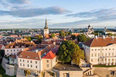 Güneşli bir yaz akşamında Tallinn Old Town ve Toompea Hill 'in ikonik gökyüzü manzarası. Stenbock Evi, Patkuli izleme platformu, savunma duvarları, çatılar. UNESCO Dünya Mirası sahası, Estonya