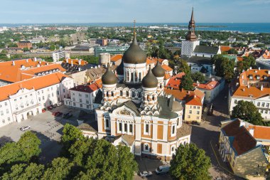 Güneşli bir yaz sabahında Tallinn Eski Kasabası 'ndaki Alexander Nevsky Katedrali' nin hava manzarası. St. Mary Katedrali, savunma duvarları, çatılar. UNESCO Dünya Mirası sahası, Estonya