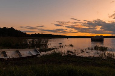 Finlandiya Körfezi kıyısındaki tipik bir sahil balıkçı kasabası olan Altja sahilindeki kayalar, kayalar ve kayalar, Lahemaa Ulusal Parkı, kuzey Estonya.