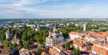Güneşli bir yaz sabahında Tallinn Eski Kasabası 'ndaki Alexander Nevsky Katedrali' nin hava manzarası. St. Mary Katedrali, savunma duvarları, çatılar. UNESCO Dünya Mirası sahası, Estonya