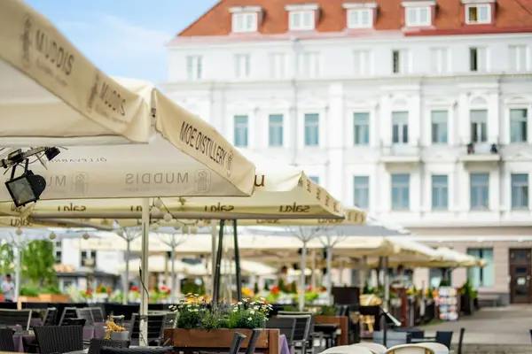 TALLINN, ESTONIA - 10 AĞUSTONIA: Tallinn Town Square veya Tallinna Vanalinn 'deki Raekoja plakalarında yer alan açık hava restoranları ve kafeler UNESCO Dünya Mirasları Listesine dahil.