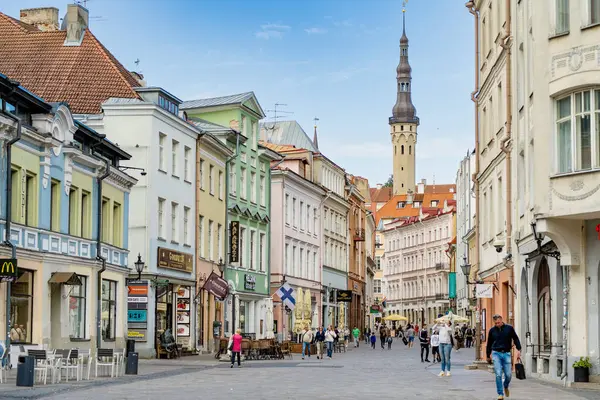 TALLINN, ESTONIA - 10 Ağustos 2023: UNESCO Dünya Mirasları Listesine dahil Tallinn Eski Kenti veya Tallinna Vanalinn 'in renkli ortaçağ sokaklarında gezinen insanlar.