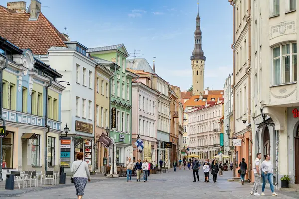 TALLINN, ESTONIA - 10 Ağustos 2023: UNESCO Dünya Mirasları Listesinde yer alan Tallinn Eski Kenti veya Tallinna Vanalinn 'in ortaçağ sokaklarında gezinen kasaba halkı.