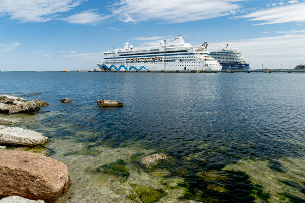 ТАЛЛИНН, ЭСТОНИЯ - 12 августа 2023 года: Круизные суда причаливают в порту Таллинна. Avitak, бывший AidaVita, готов к новым морским приключениям.