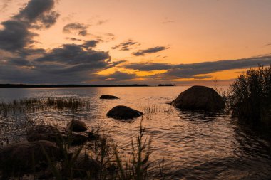 Finlandiya Körfezi kıyısındaki tipik bir sahil balıkçı köyü olan Altja sahilindeki kayalar ve kayalar, Lahemaa Ulusal Parkı, kuzey Estonya.