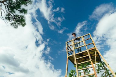 Estonya 'nın Jarva ilçesinde yer alan çam ağaçları, çukurlar ve havuzlarla benekli Seli Bataklığını keşfeden turist. Eşsiz sulak arazi ekosistemi çeşitli vahşi yaşamı destekler ve eşsiz bitki ve hayvanlara ev sahipliği yapar..