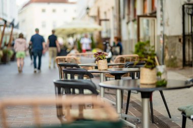 Tartu Eski Kasabası 'nın ortaçağ sokaklarındaki açık kafeler ve restoranlar. 2024 Avrupa Kültür Başkenti.