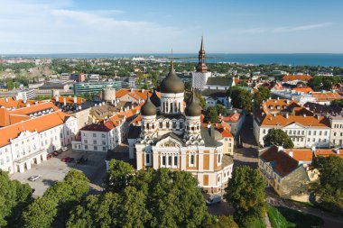 Güneşli bir yaz sabahında Tallinn Eski Kasabası 'ndaki Alexander Nevsky Katedrali' nin hava manzarası. St. Mary Katedrali, savunma duvarları, çatılar. UNESCO Dünya Mirası sahası, Estonya