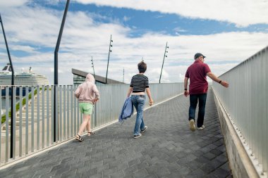 Babam ve iki genç kızı Tallinn limanına yanaşan yolcu gemilerini izliyorlar..