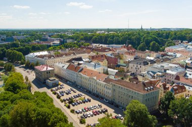 Tartu Eski Kasabası 'nın ortaçağ sokaklarının havadan görünüşü. 2024 Avrupa Kültür Başkenti.