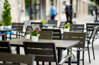 Dar bir ortaçağ sokağı olan Tallinn Eski Kenti veya Tallinna Vanalinn 'deki açık hava restoranları ve kafeler UNESCO Dünya Mirasları Listesine dahil edildi..