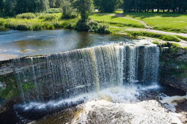Jagala Şelalesi veya Jagala Juga 'nın hava manzarası. Finlandiya Körfezi yakınlarındaki Jagala Nehri 'nde bulunan Estonya' nın en geniş ve en güçlü şelalesidir. Koogi, Harju ilçesi. Kuzey Estonya.