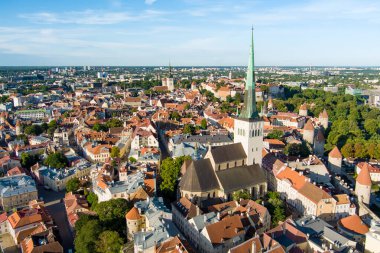 Güneşli bir yaz sabahında Tallinn Eski Kasabası 'nın ikonik gökyüzü manzarası. St. Olaf Kilisesi, St. Michael Kilisesi, Alexander Nevsky Katedrali, savunma duvarları, çatılar. UNESCO Dünya Mirası sahası, Estonya