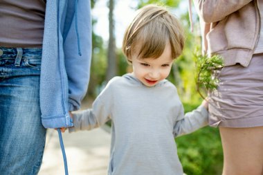Estonya 'nın Lahemaa Ulusal Parkı' ndaki en ünlü bataklıklardan biri olan Viru Bog 'u keşfeden çocuklar. Eşsiz sulak arazi ekosistemi çeşitli vahşi yaşamı destekler ve eşsiz bitki ve hayvanlara ev sahipliği yapar..