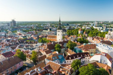 Güneşli bir yaz sabahında Tallinn Eski Kasabası 'nın ikonik gökyüzü manzarası. St. Olaf Kilisesi, St. Michael Kilisesi, Alexander Nevsky Katedrali, savunma duvarları, çatılar. UNESCO Dünya Mirası sahası, Estonya