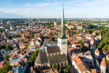 Güneşli bir yaz sabahında Tallinn Eski Kasabası 'nın ikonik gökyüzü manzarası. St. Olaf Kilisesi, St. Michael Kilisesi, Alexander Nevsky Katedrali, savunma duvarları, çatılar. UNESCO Dünya Mirası sahası, Estonya