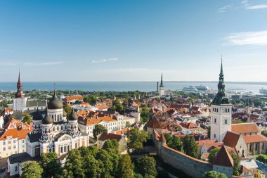 Güneşli bir yaz sabahında Tallinn Eski Kasabası 'nın ikonik gökyüzü manzarası. St. Olaf Kilisesi, St. Michael Kilisesi, Alexander Nevsky Katedrali, savunma duvarları, çatılar. UNESCO Dünya Mirası sahası, Estonya