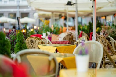Dar bir ortaçağ sokağı olan Tallinn Eski Kenti veya Tallinna Vanalinn 'deki açık hava restoranları ve kafeler UNESCO Dünya Mirasları Listesine dahil edildi..