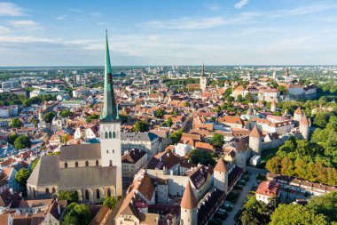 Güneşli bir yaz sabahında Tallinn Eski Kasabası 'nın ikonik gökyüzü manzarası. St. Olaf Kilisesi, St. Michael Kilisesi, Alexander Nevsky Katedrali, savunma duvarları, çatılar. UNESCO Dünya Mirası sahası, Estonya