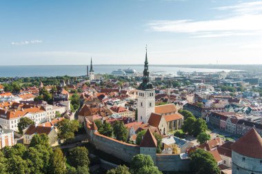 Güneşli bir yaz sabahında Tallinn Eski Kasabası 'nın ikonik gökyüzü manzarası. St. Olaf Kilisesi, St. Michael Kilisesi, Alexander Nevsky Katedrali, savunma duvarları, çatılar. UNESCO Dünya Mirası sahası, Estonya