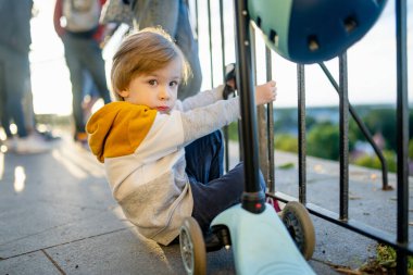 Tallinn Eski Kenti veya Tallinna Valalinn 'in renkli ortaçağ caddelerinde motosikletine binen sevimli küçük çocuk UNESCO Dünya Mirasları Listesi' ne dahil. Estonya başkentini keşfeden çocuk.