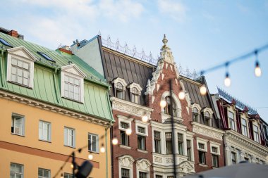 Riga 'nın renkli kaldırım taşı sokakları. Letonya 'nın başkentinde canlı bir şehir hayatı.