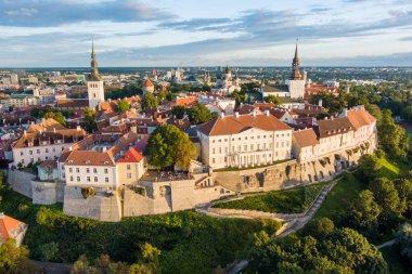Güneşli bir yaz akşamında Tallinn Old Town ve Toompea Hill 'in ikonik gökyüzü manzarası. Stenbock Evi, Patkuli izleme platformu, savunma duvarları, çatılar. UNESCO Dünya Mirası sahası, Estonya