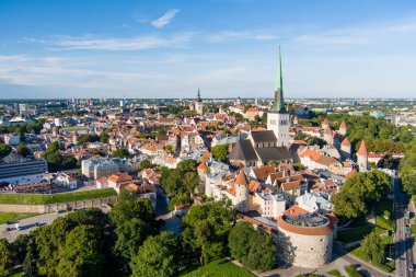 Güneşli bir yaz sabahında Tallinn Eski Kasabası 'nın ikonik gökyüzü manzarası. St. Olaf Kilisesi, St. Michael Kilisesi, Alexander Nevsky Katedrali, savunma duvarları, çatılar. UNESCO Dünya Mirası sahası, Estonya