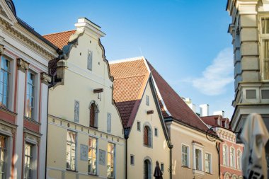 Tallinn Eski Kenti veya Tallinna Vanalinn 'in renkli ortaçağ sokakları UNESCO Dünya Mirasları Listesine dahil edildi.