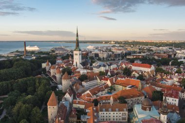 Güneşli bir yaz sabahında Tallinn Eski Kasabası 'nın ikonik gökyüzü manzarası. St. Olaf Kilisesi, St. Michael Kilisesi, Alexander Nevsky Katedrali, savunma duvarları, çatılar. UNESCO Dünya Mirası sahası, Estonya