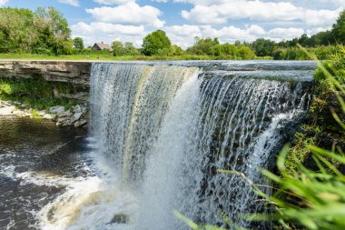 Jagala Şelalesi ya da Jagala jugası, Estonya 'nın en geniş ve en güçlü şelalesi, Finlandiya Körfezi yakınlarındaki Jagala Nehri üzerinde yer almaktadır. Koogi, Harju ilçesi. Kuzey Estonya.