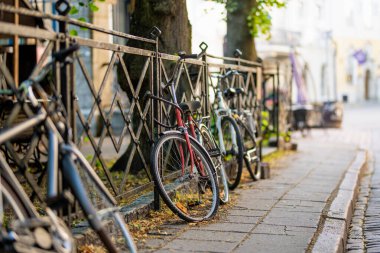 Tallinn Eski Kenti veya Tallinna Vanalinn 'in renkli ortaçağ sokaklarına park edilmiş eski bisikletler UNESCO Dünya Mirasları Listesine dahil edildi.