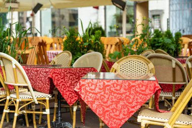 Dar bir ortaçağ sokağı olan Tallinn Eski Kenti veya Tallinna Vanalinn 'deki açık hava restoranları ve kafeler UNESCO Dünya Mirasları Listesine dahil edildi..