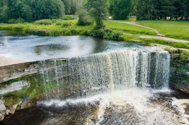 Jagala Şelalesi veya Jagala Juga 'nın hava manzarası. Finlandiya Körfezi yakınlarındaki Jagala Nehri 'nde bulunan Estonya' nın en geniş ve en güçlü şelalesidir. Koogi, Harju ilçesi. Kuzey Estonya.